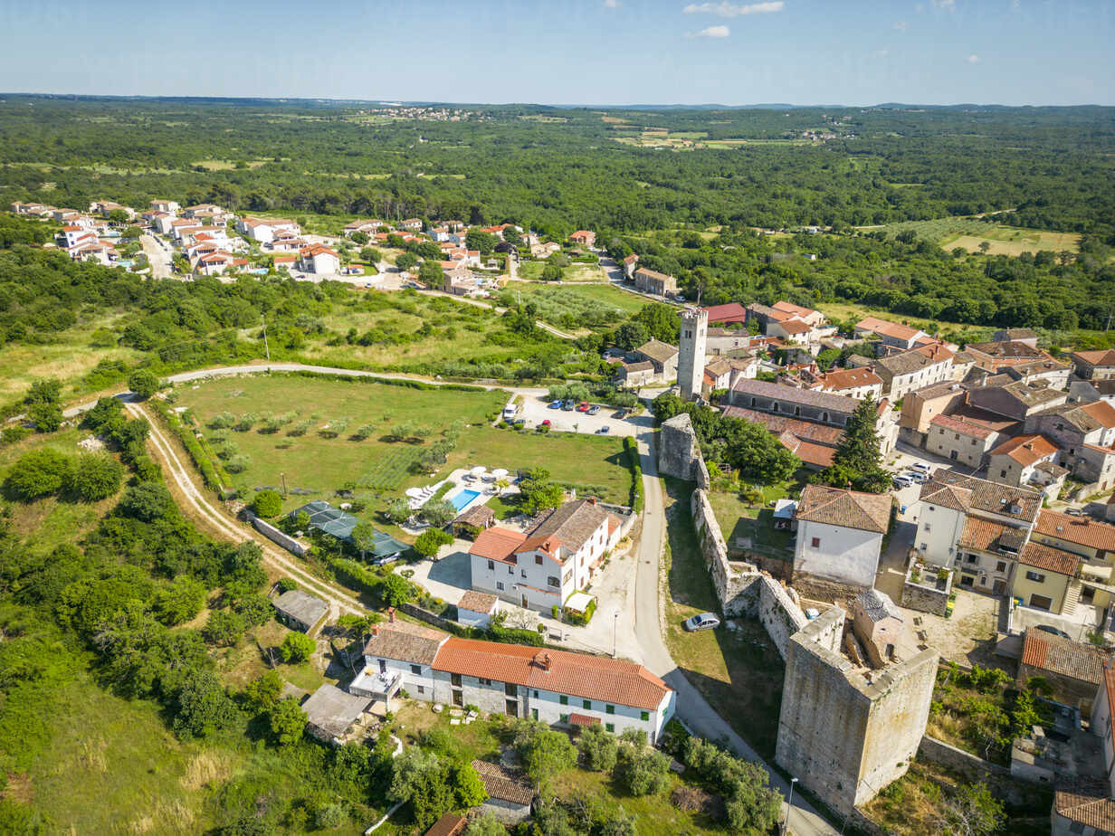 Area di sosta campeggio Totum Lovreč - Il vostro tranquillo soggiorno nel cuore dell'Istria, Camp Totum Lovreč - Area di sosta camper in Istria vicino a Poreč Sveti Lovreč Pazenatički